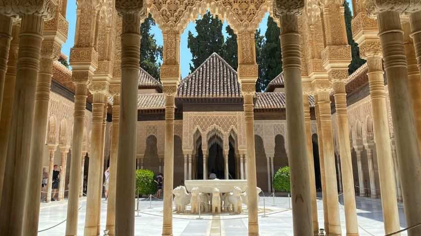 Granada neighborhood guide: Albaicín, Centro, Realejo and Sacromonte compared