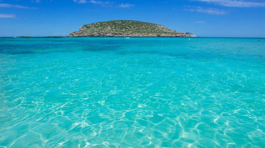 Ibiza beaches: what to expect by season and zone