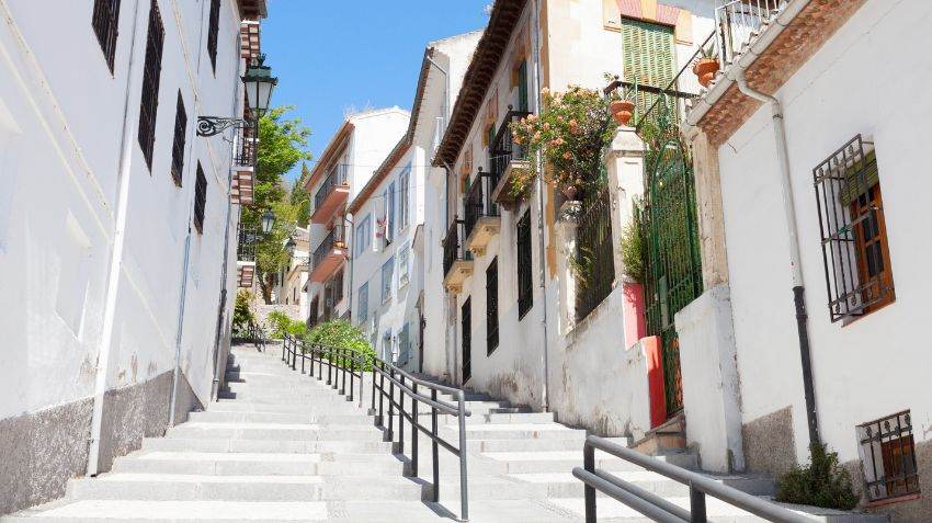 Is Granada worth staying in for more than two nights?