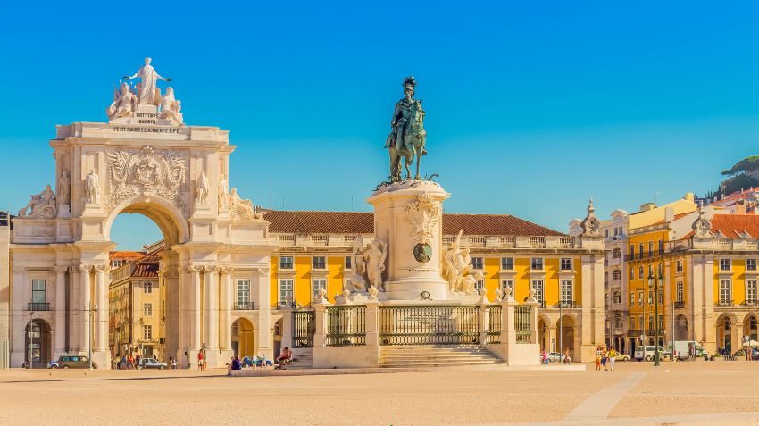 Lisbon vs Porto: atmosphere, evenings and social energy