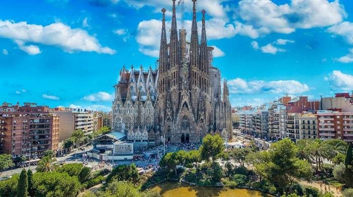 What Barcelona neighborhoods are like for travelers