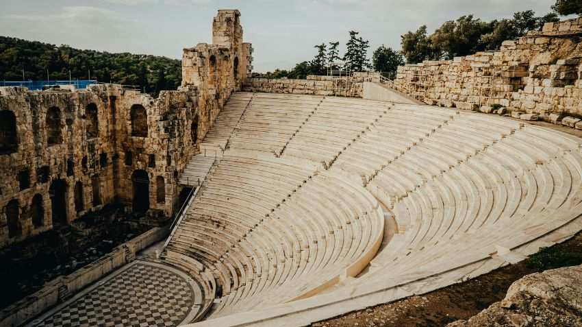 What changes in summer between Piraeus and Athens