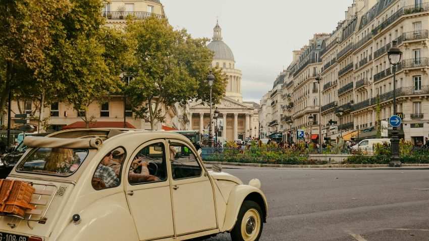 What Paris neighborhoods feel like for visitors staying more than two days