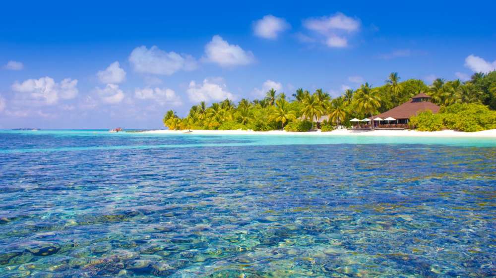 What sits near Kuramathi and Meeru worth adding to the trip